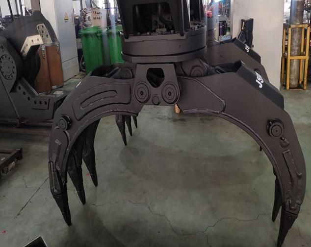 Excavator Grapple vs. Bucket: Which Works Better for Material Handling?