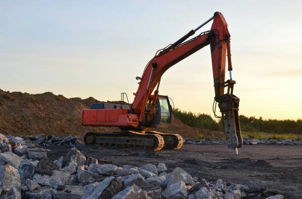 Hydraulic breaker hammer for the destruction of concrete