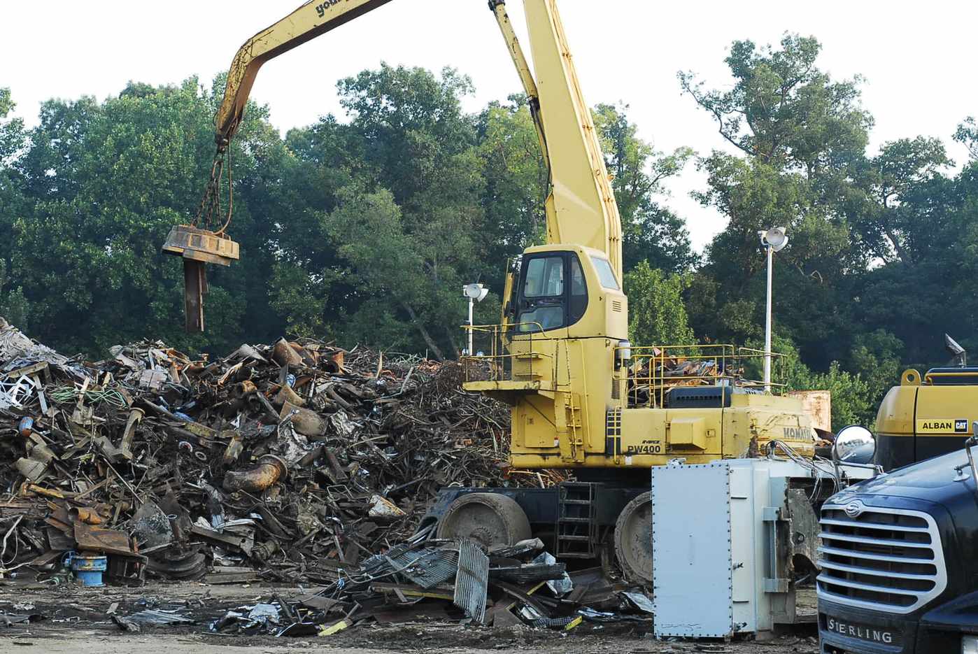 excavator-scrap-magnet-ferrous-yard